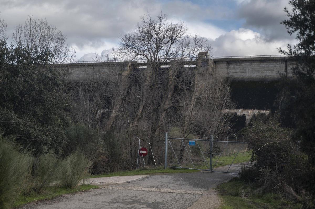 El Guadiloba asoma fuera de su pantano de Cáceres