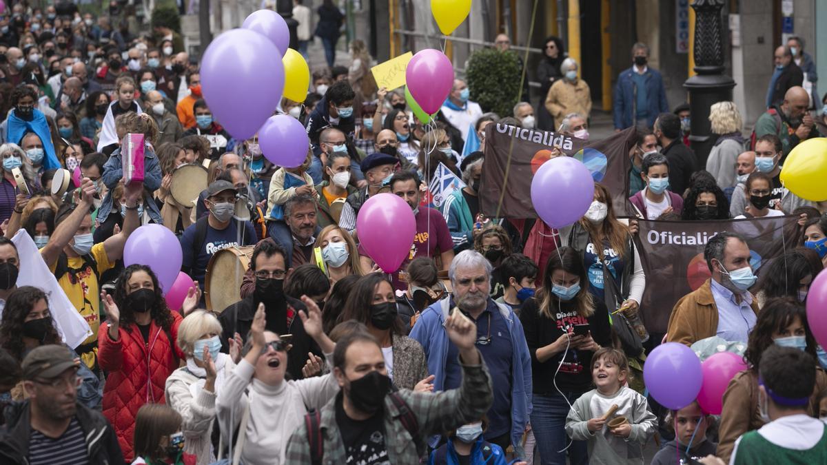 Los partidarios de la cooficialidad del asturiano se manifiestan en Oviedo