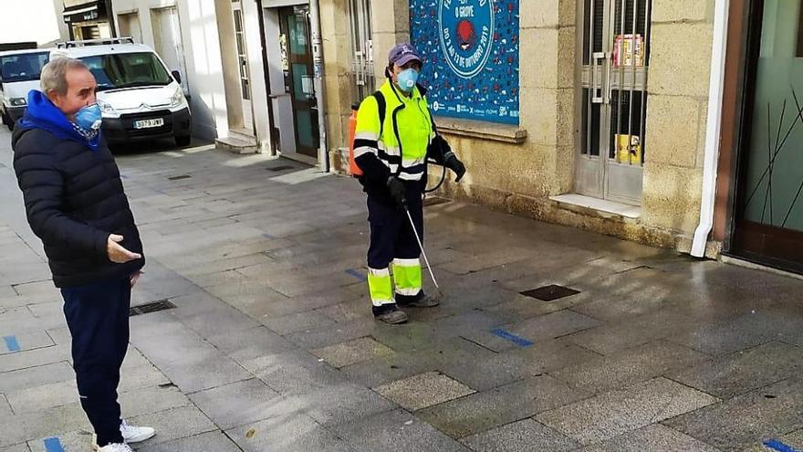 El concejal de Limpieza y una de las operarias que desinfectan las calles.