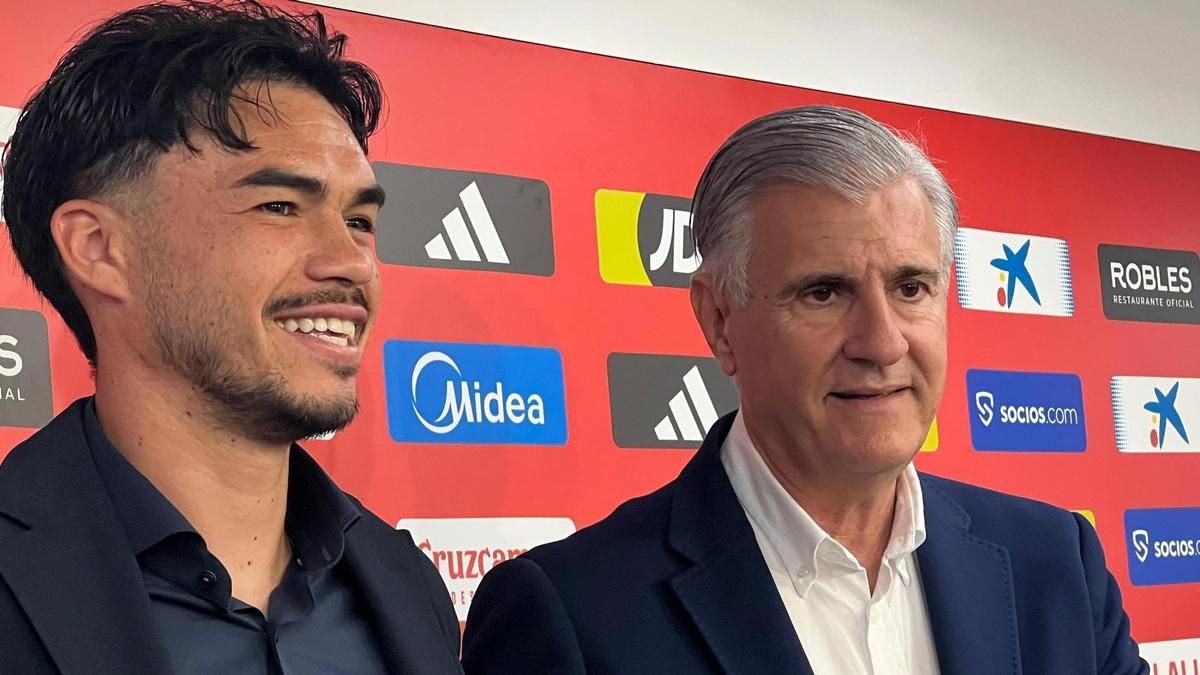 Antonio Cordón acompaña a Gabriel Suazo en su presentación como jugador del Sevilla FC