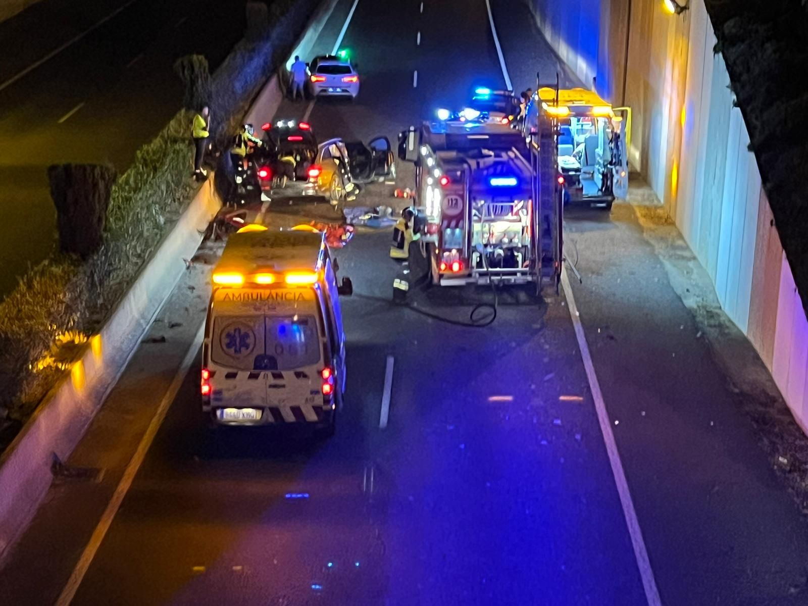 Accidente en Ibiza: un coche choca contra el quitamiedos de una rotonda y cae a la autovía