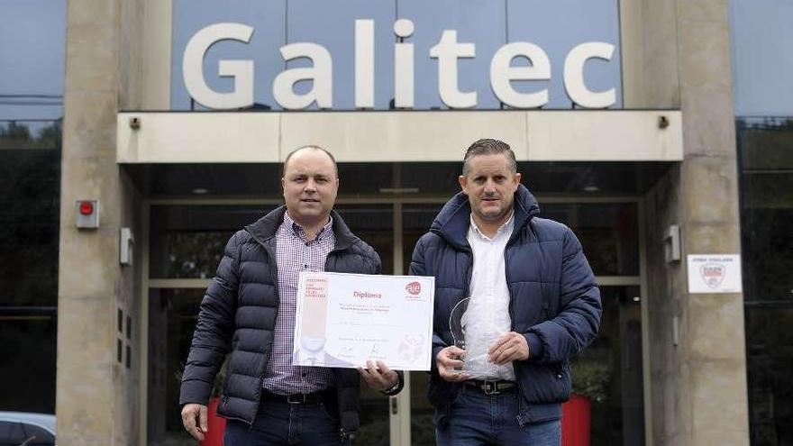 Mario Reboredo y José Ramón Pedrosa, ayer, con el diploma del premio ante su sede.  // Bernabé/Javier Lalín