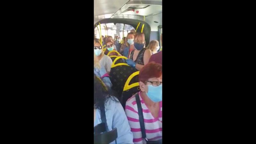 Graban un bus de la línea 26, que va a la Arrixaca, lleno de pasajeros