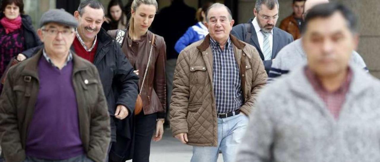 Luis Rodríguez, en el centro, con camisa de cuadros, a la salida ayer de los juzgados. // Marta G. Brea