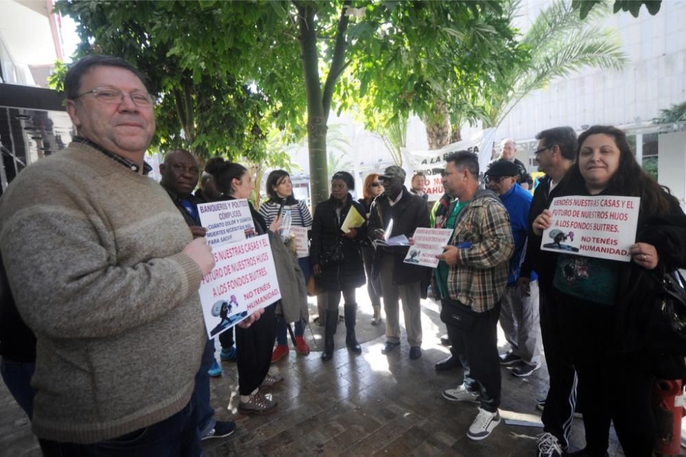 Los antidesahucios toman la sede de Bankia en Murc