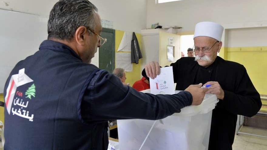 Un clérigo druso votando, ayer, en las elecciones libanesas.  // Efe