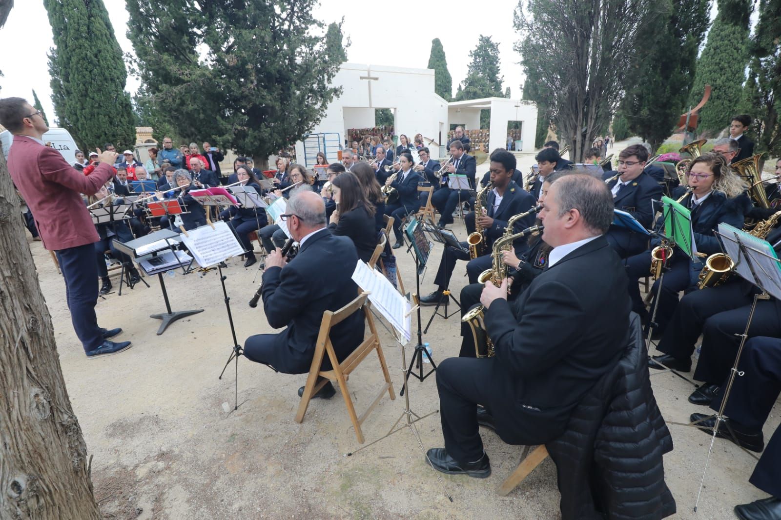 Miles de familias rinden homenaje a sus muertos en el Cementerio de Torrero