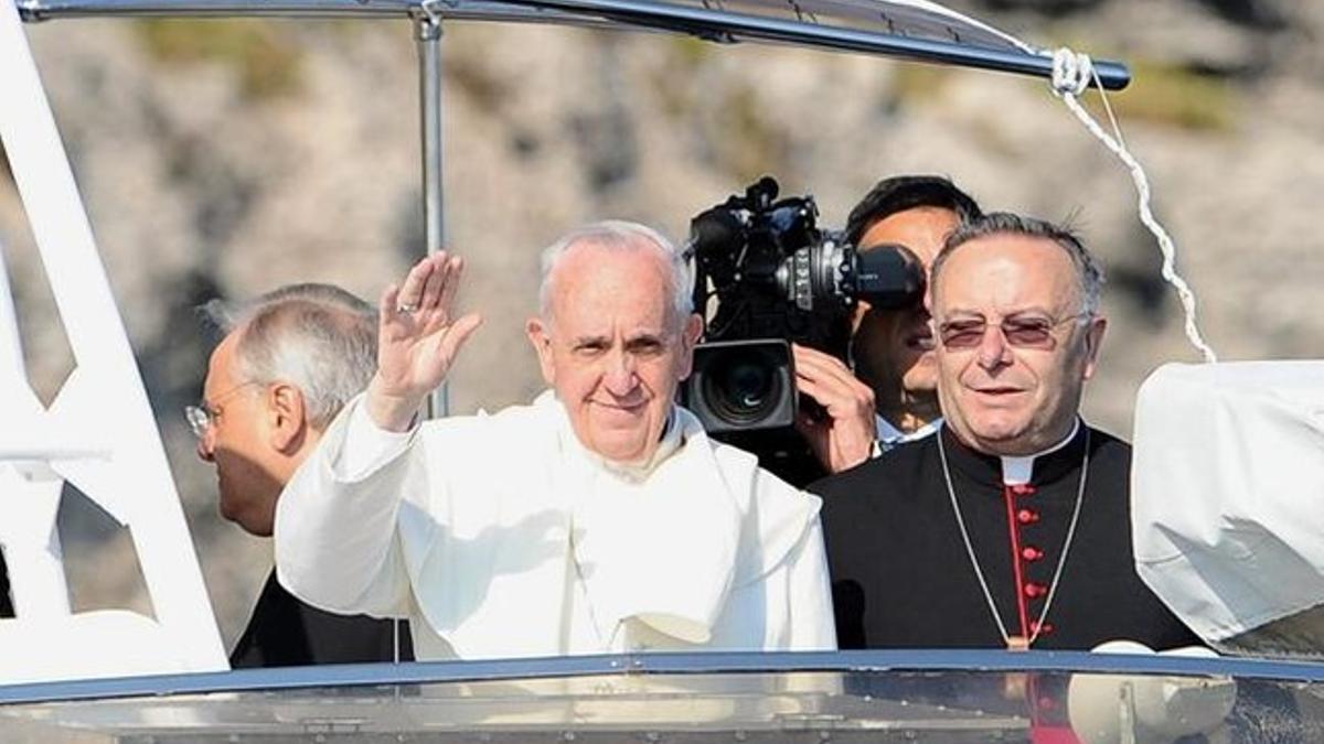 El Papa saluda desde la embarcación en la que se ha desplazado por aguas de Lampedusa.