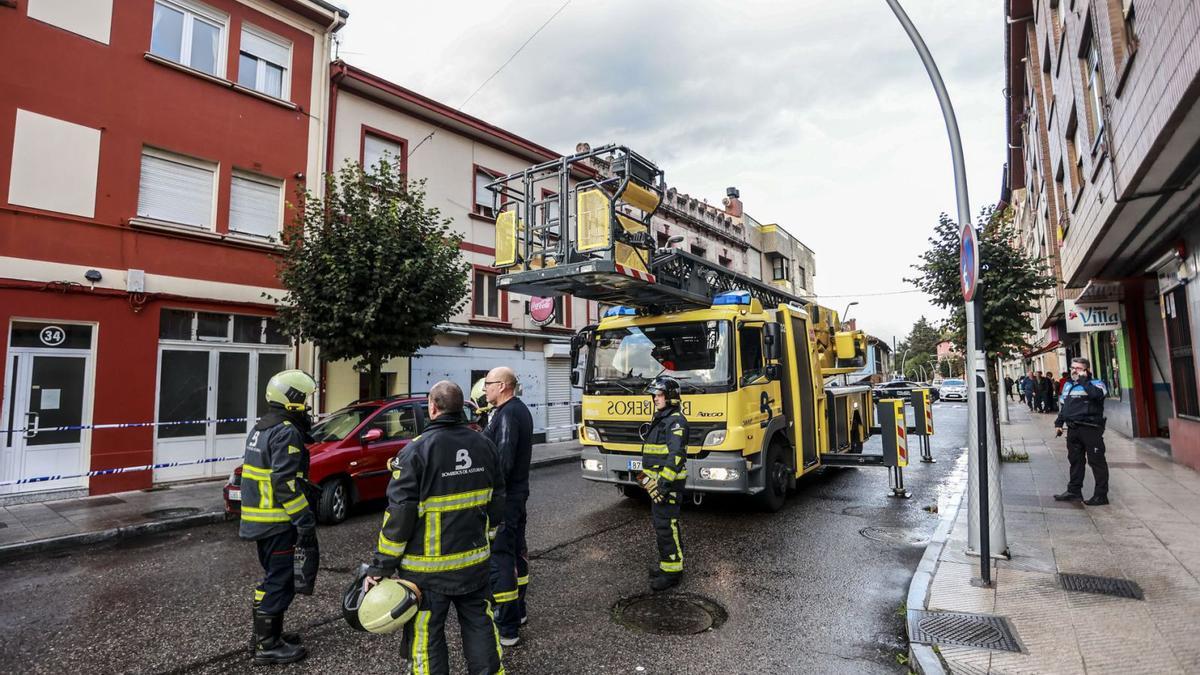 Efectivos de Bomberos de Asturias, ayer, cortando el tráfico en la calle Luis Suárez Ximielga. | Irma Collín