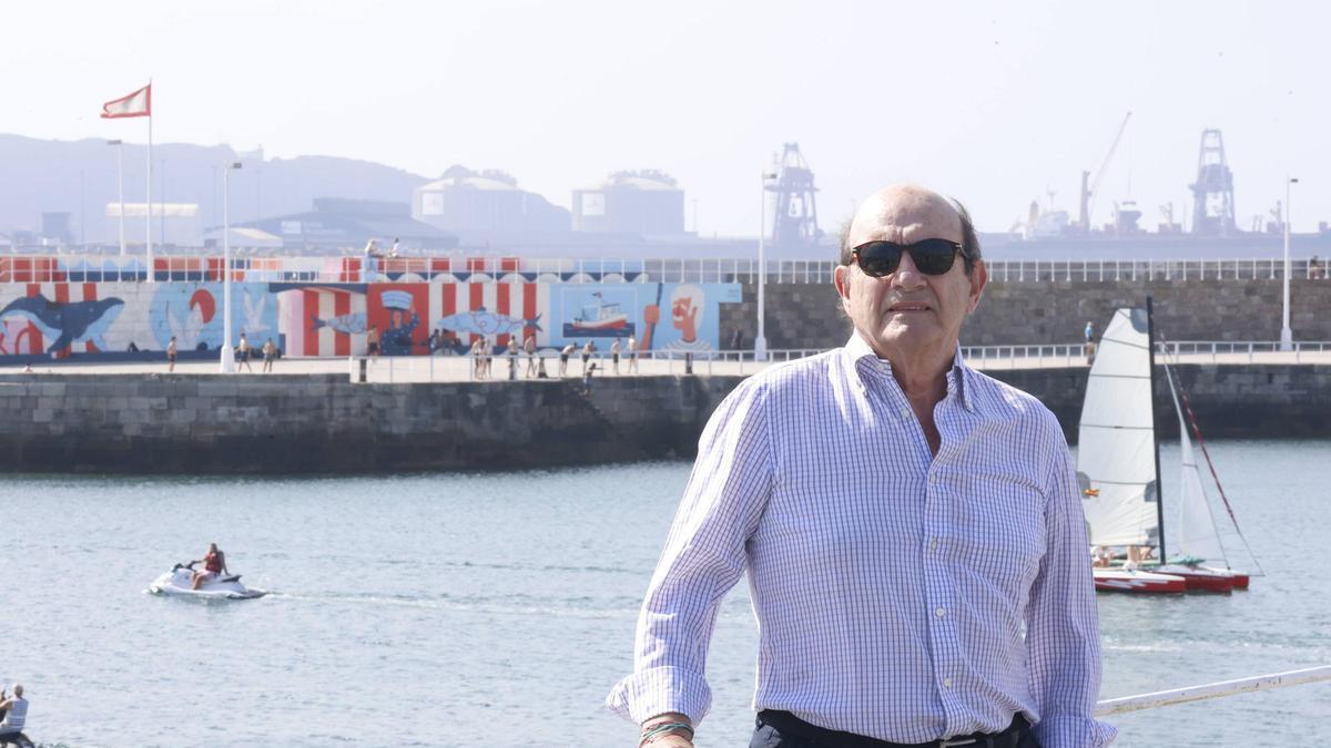 Víctor Montero, en el Muelle, con El Musel al fondo,
