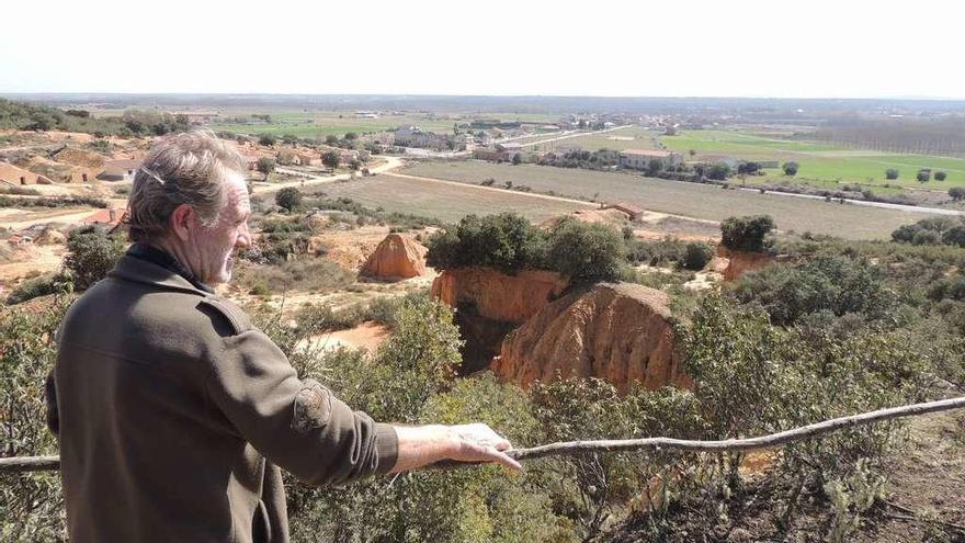 Un hombre observa el paisaje desde el barrero.