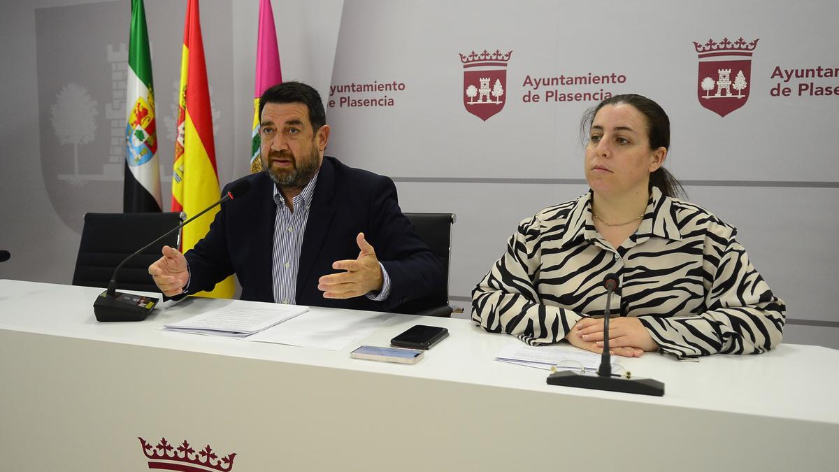 El portavoz del PSOE y la edil Cristina Corral, en la comparecencia sobre la subida de la factura del agua en Plasencia.