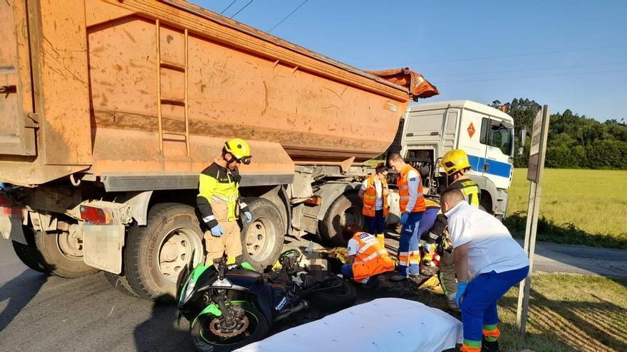 Un motorista de 20 años resulta herido grave en Abegondo tras chocar contra un turismo y, posteriormente, contra un camión