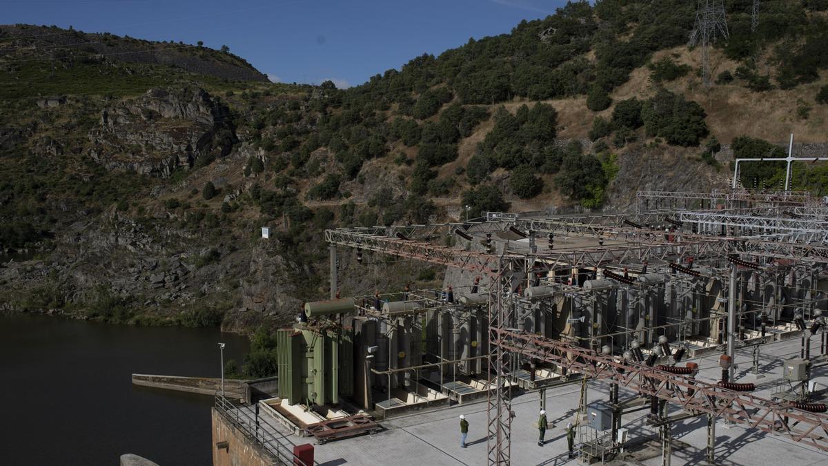 Parque eléctrico de la central de Villalcampo.