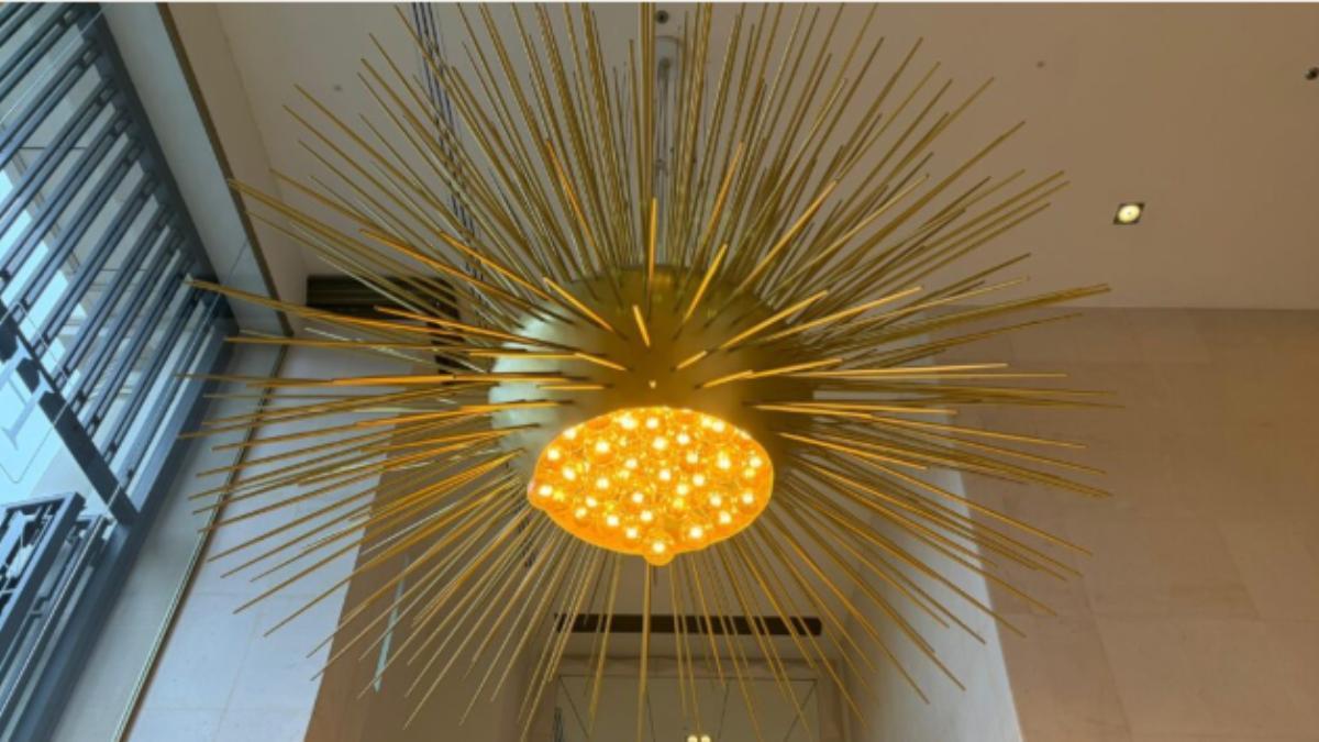 La lámpara del 'hall' del hotel, el artículo más caro del mercadillo.