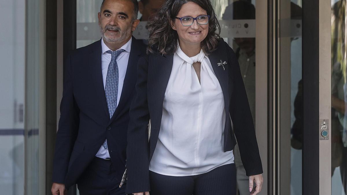 La exvicepresidenta de la Generalitat, Mónica Oltra, y su abogado, Miguel Ferrer, sale de la Ciudad de la Justicia de Valencia.