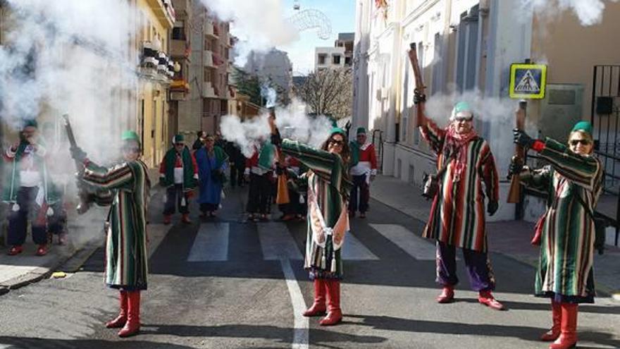 «Disparaes» durante una Embajada de las fiestas de Bocairent, en una imagen de archivo.