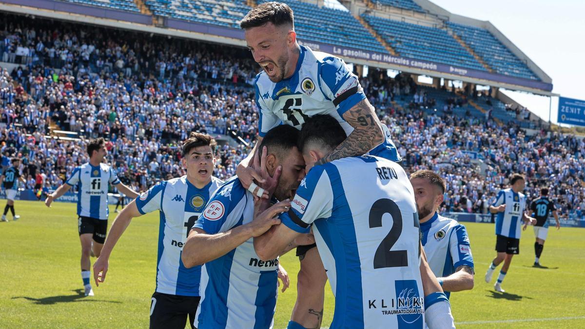 Los jugadores celebran un gol durante el último encuentro en el Rico Pérez.