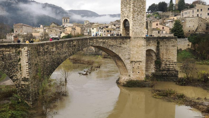 El cabal del Fluvià al seu pas per Besalú, ahir al matí.