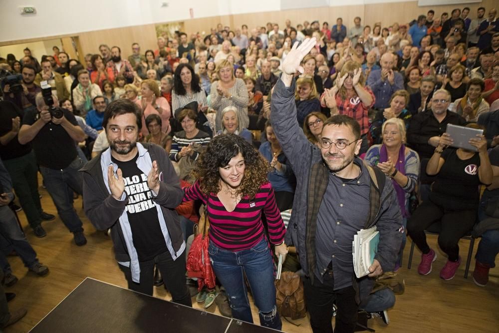 Juan Carlos Monedero y los diputados de Podemos Rafael Mayoral y Sofía Castañón, en Gijón