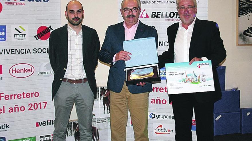 José Luis Izquierdo, &quot;Ferretero del año 2017&quot;, en el centro de la imagen, flanqueado por Sergio Quesada, gerente de Cofedas, a la izquierda, y Alfredo Fernández, presidente de Cofedas.