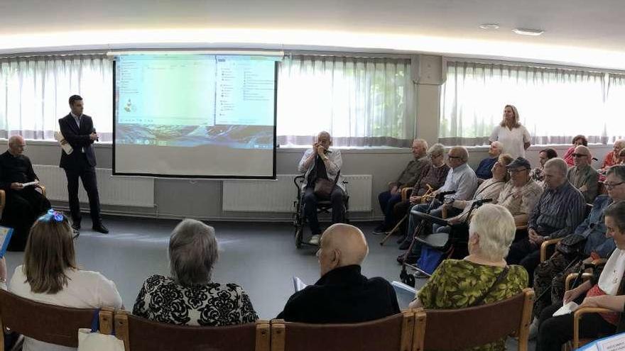 Homenaje de los mayores al párroco Taboada