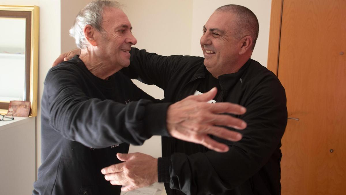 Juan Ramón Ferre, que iba a ser desahuciado hoy en Llocnou d'en Fenollet, se abrazó con su amigo Joaquín Blesa.