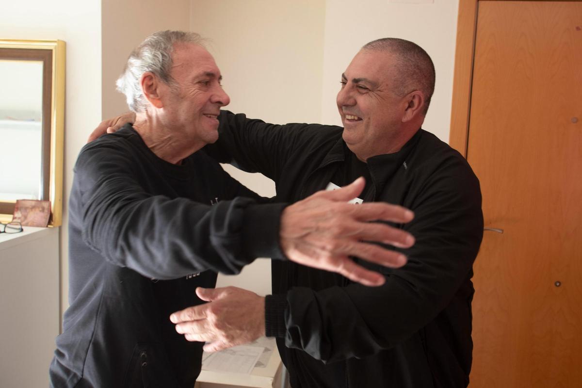 Juan Ramón Ferre, que iba a ser desahuciado hoy en Llocnou d'en Fenollet, se abrazó con su amigo Joaquín Blesa.