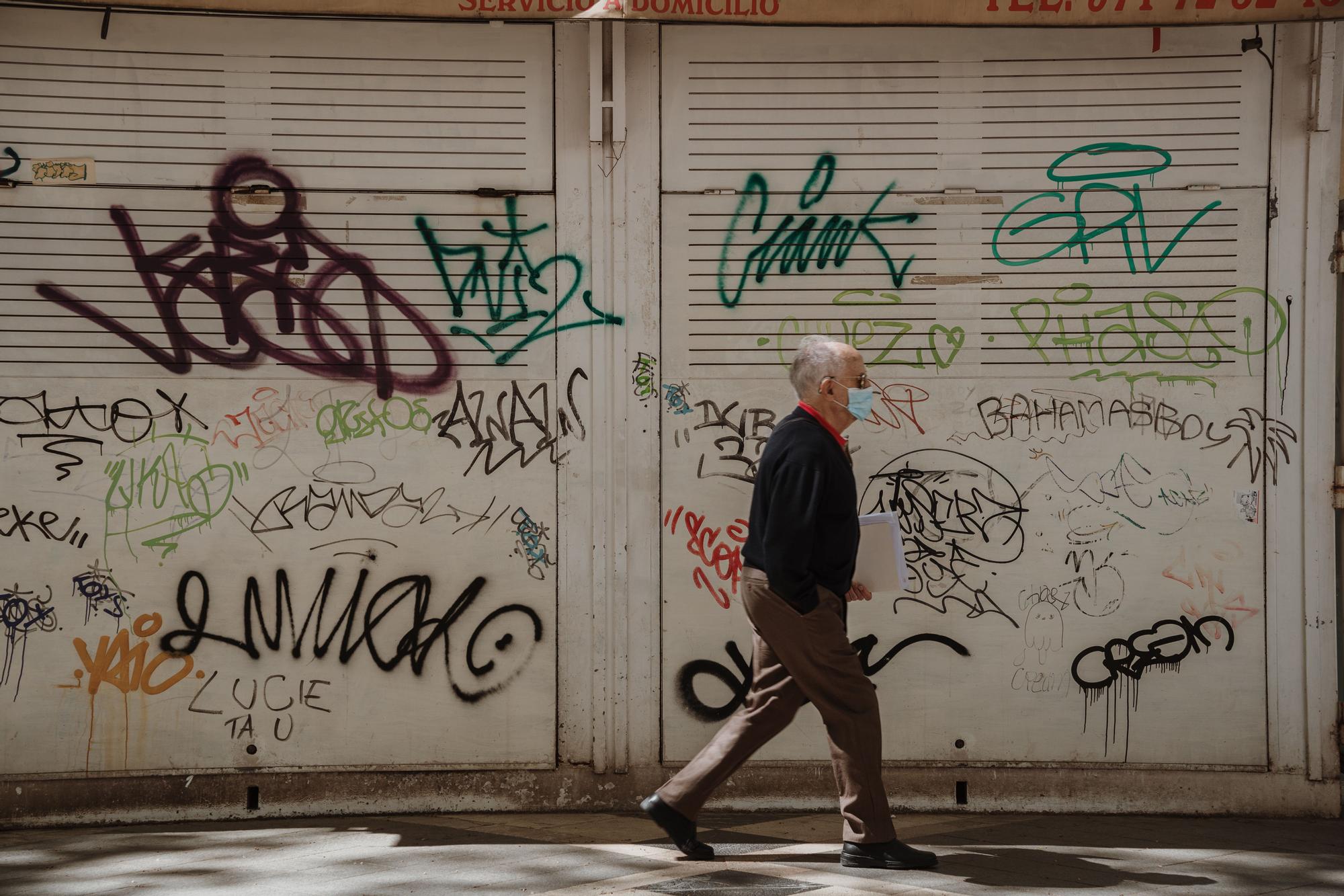 Los grafiteros se ceban con las casetas de las floristas de la Rambla