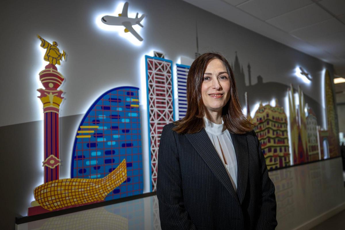 La presidenta y consejera delegada de Vueling, Carolina Martinoli, frente a uno de los mosaicos de las oficinas de la compañía aérea en Viladecans, antes de la entrevista.