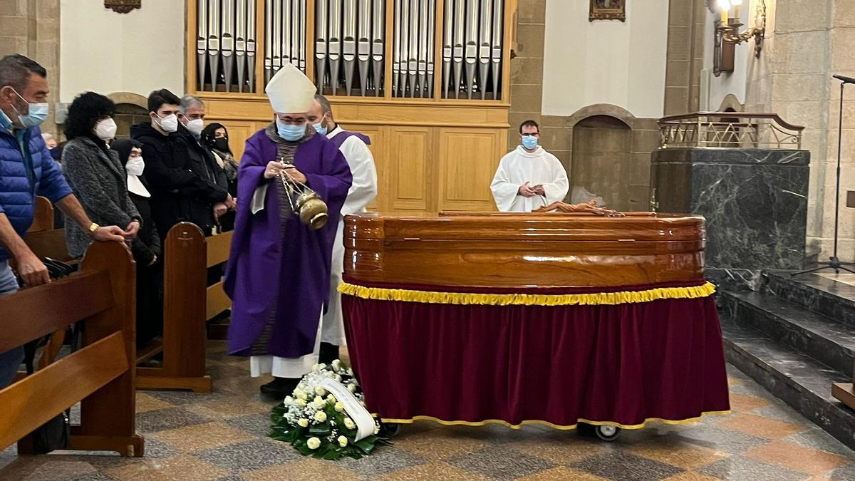 Emocionado funeral en Pola de Siero por el cura "Tito"