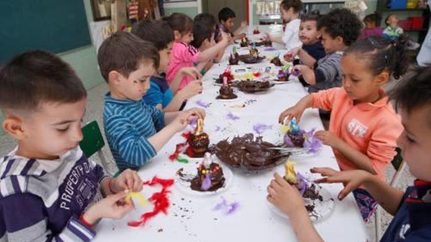 Girona Dia de fer mones de xocolata a les escoles