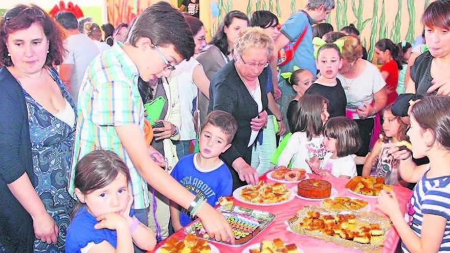 Un aspecto de la fiesta celebrada ayer en el colegio O Carballal de Marín, donde se degustaron platos de varios países.