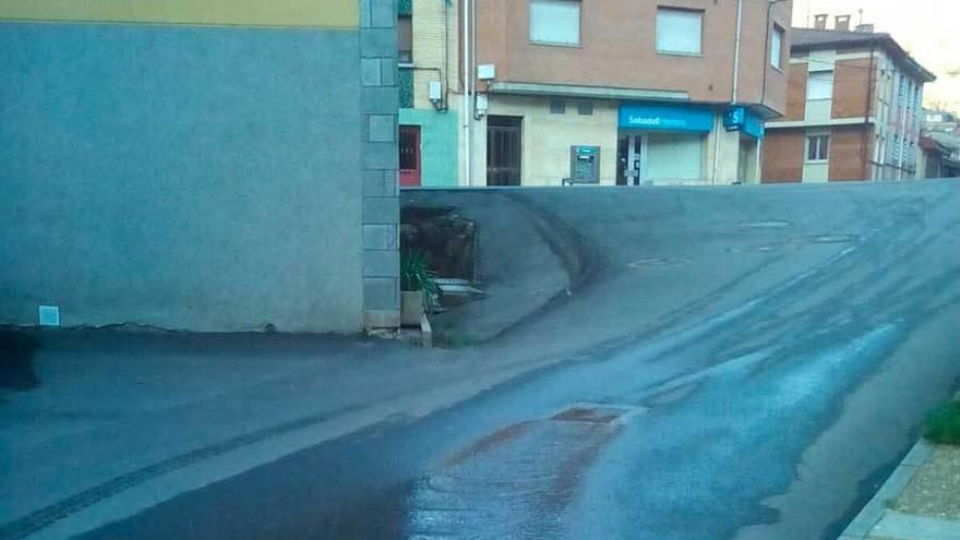 Una fuga de agua en las calles de Felechosa.