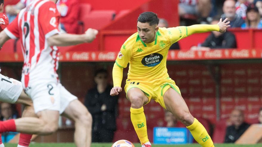 Yeremay Hernández intenta un regate en el partido de El Molinón. | LOF