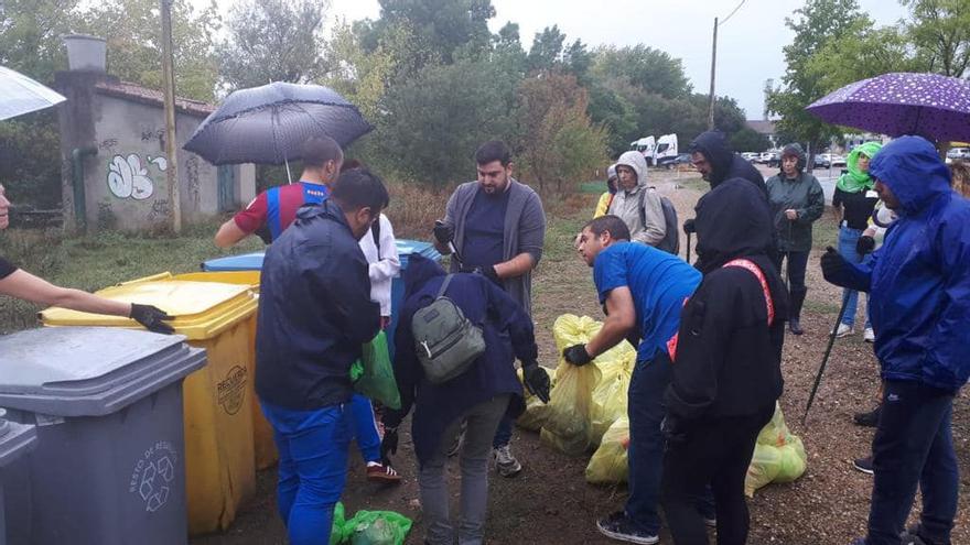 Una iniciativa con fin solidario recoge 50 kilos de basuraleza junto al río Alagón en Coria