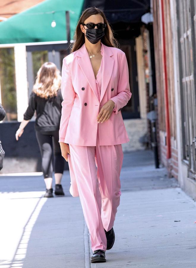 Irina Shayk con traje rosa paseando por Nueva York