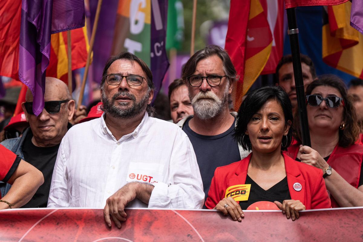 Barcelona, 01/05/2026. Sociedad. Camil Ros, secretario general de la UGT y Belén López, secretaria general de CCOO de Catalunya. Manifestación del Primero de Mayo que arranca a las 12.00 horas en la Plaça d’Urquinaona y recorre el centro de la ciudad hasta finalizar ante el edificio histórico de Correos de Barcelona. Foto: Zowy Voeten / El Periódico.