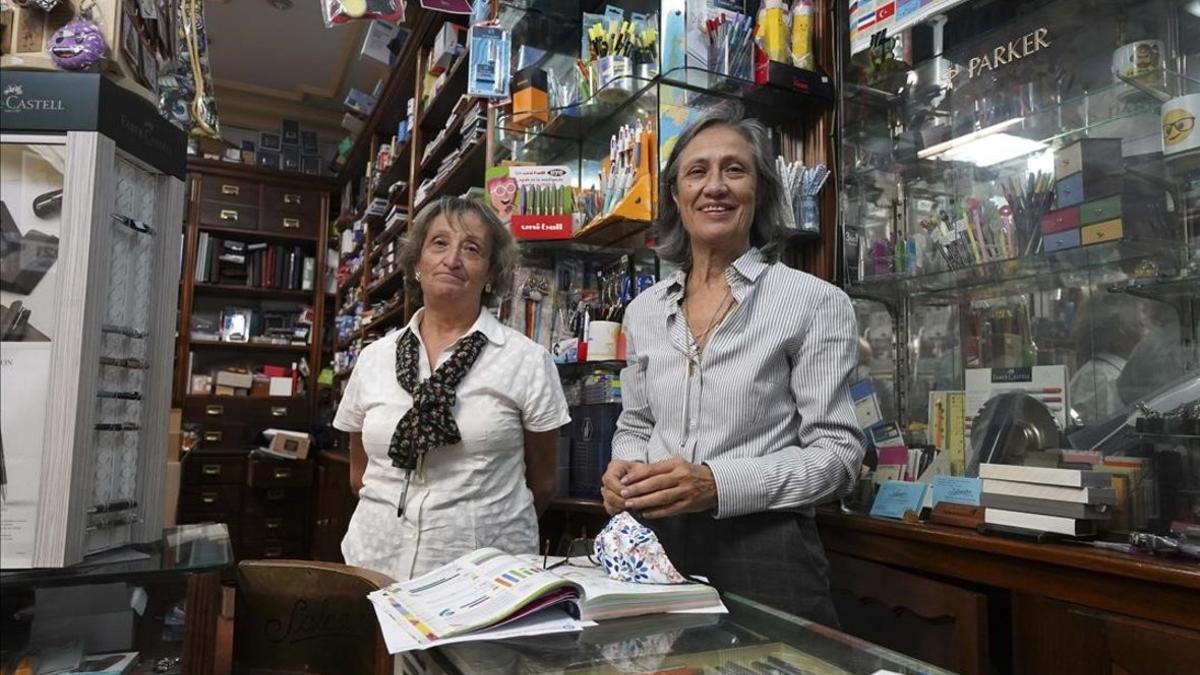 Ana y Fernanda Martínez Salazar, propietarias de la papelería Salazar en Madrid.