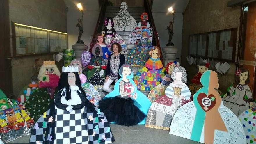 La edil de Ensino, Cristina Fernández, con los diseños de las meninas.  // D.P.