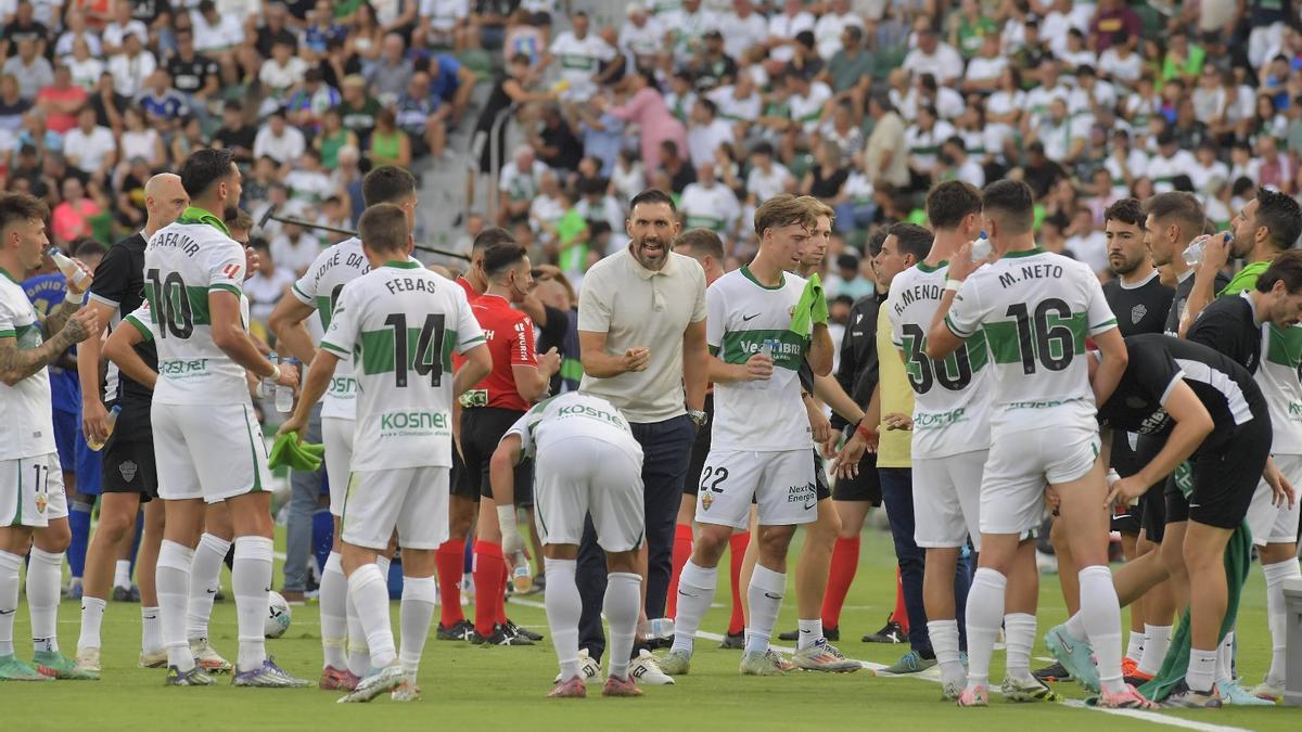 Eder Sarabia da indicaciones a sus jugadores durante el partido de la primera vuelta entre Elche y Real Oviedo.