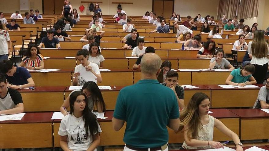 Alumnos hacen sus exámenes de Selectividad en la facultad de Medicina de la Universidad de Málaga.