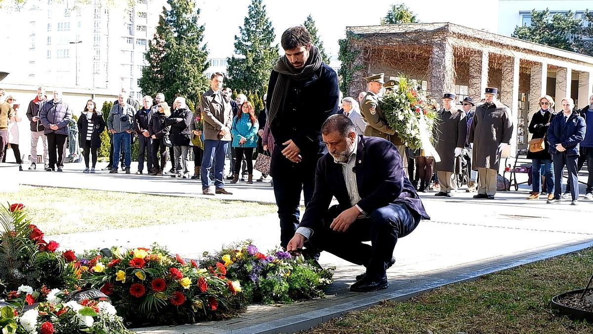 Jesus Jurado und Marc Andreu Herrera leben Blumen im Gedenken an die ermordeten Spanier ab.