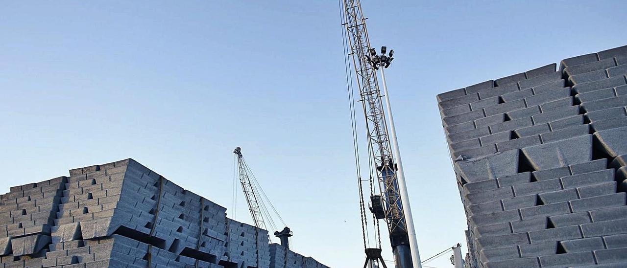 Cinc acumulado a la intemperie en el puerto de Avilés antes de poner en marcha el “almacenón” de Azsa.