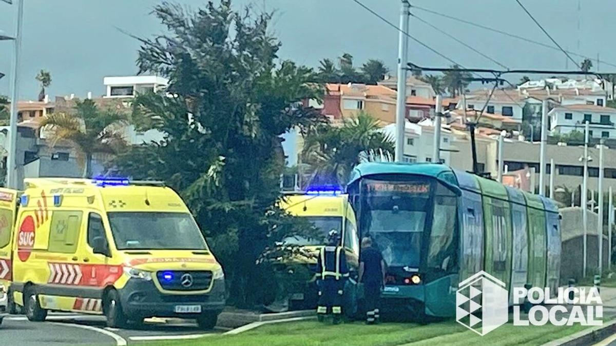Accidente entre un coche y el tranvía en Santa Cruz de Tenerife.