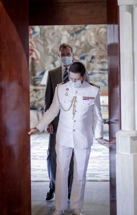 Felipe VI recibe a las autoridades de Baleares