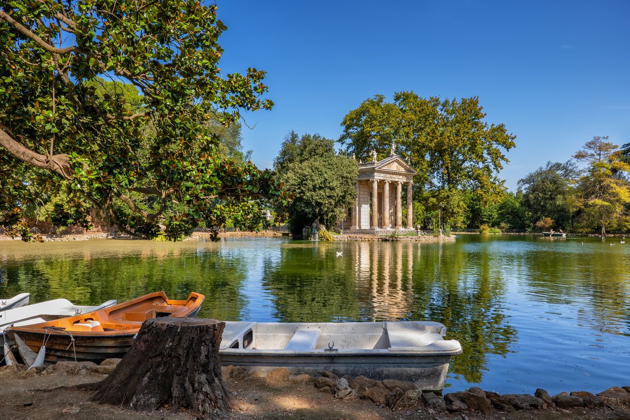 ¿Te animas a dar un paseo en barca por Villa Borghese?
