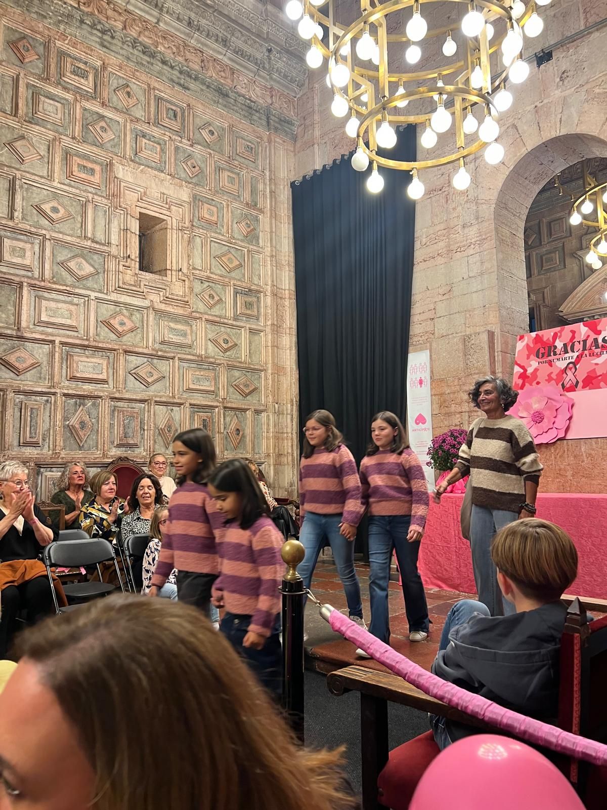 El desfile de moda solidario de Grado, en imágenes