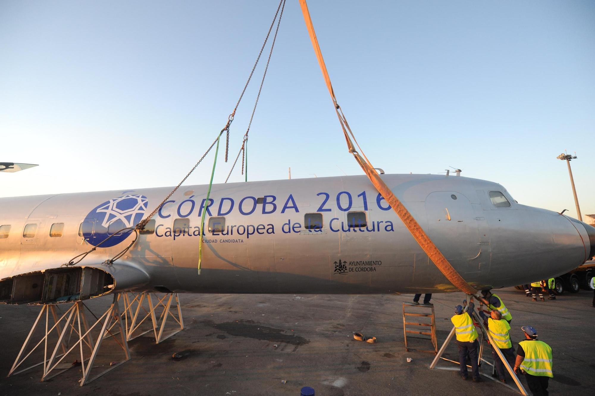 Así fue el multitudinario traslado del avión de Miraflores por el centro de Córdoba