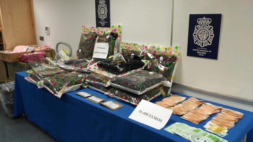 Cinco detenidos tras intervenirles 19 kilos de marihuana y 56.000 euros